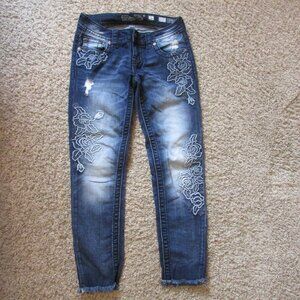 NWOT Miss Me Embroidered Floral Ankle Skinny 26 Blue Denim Jeans Frayed Cuffs